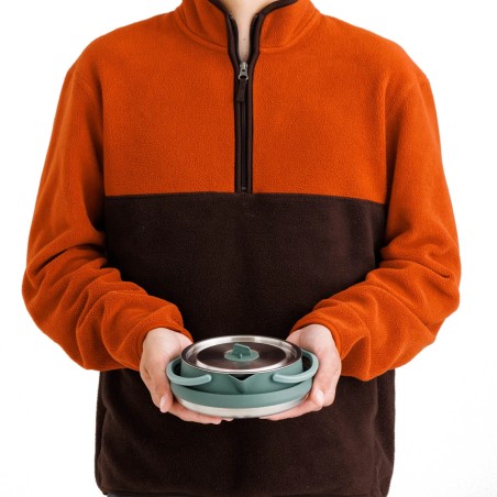 Sea to Summit Detour Collapsible Kettle 1,6l in der Hand gehalten