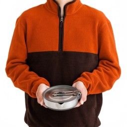 Packmaß Sea to Summit Detour Collapsible Pouring Pot 1,8L in der Hand gehalten