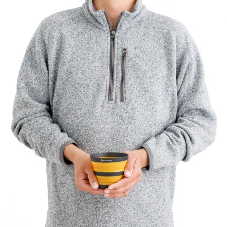 Sea to Summit Frontier UL Collapsible Cup in der Hand gehalten