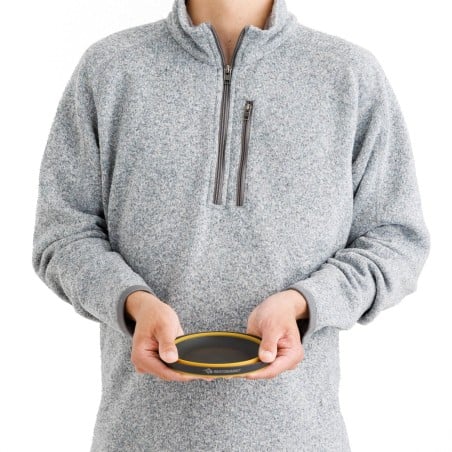 Sea to Summit Frontier UL Collapsible Bowl in der Hand gehalten