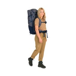 Exped Lightning 60 UL Rucksack beispielhaft in Farbe Navy getragen