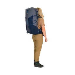 Exped Lightning 60 UL Trekking Rucksack auf dem Rücken beipielhaft in Navy