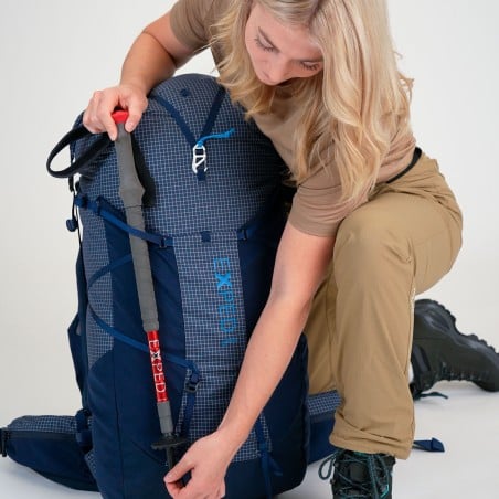 Trekkingstockhalterung am Exped Lightning 60 UL Rucksack