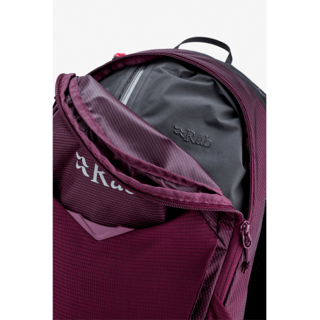 Rab Nitron 25 Tagesrucksack Blick ins Hauptfach, beispielhaft mit einer Rab Jacke bepackt