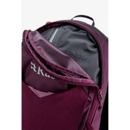 Rab Nitron 25 Tagesrucksack Blick ins Hauptfach, beispielhaft mit einer Rab Jacke bepackt