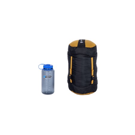 Nemo Disco 15 Daunenschlafsack Kompressionspacksack aufrecht neben 1L Flasche