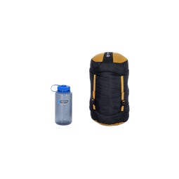 Nemo Disco 15 Daunenschlafsack Kompressionspacksack aufrecht neben 1L Flasche