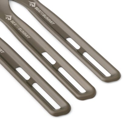Griffe beim Sea to Summit Frontier UL Cutlery Set 3pc mit Aussparungen zur Befestigung des Karabiners