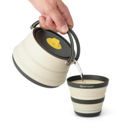 Sea to Summit Frontier UL Collapsible Kettle 1,1l beim Einschenken mit separatem Becher