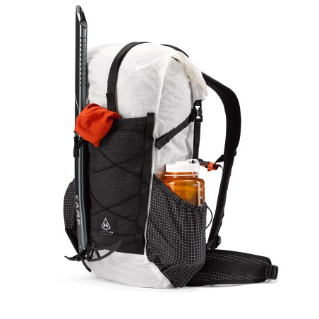 Hyperlite Mountain Gear Elevate 22 Daypack beispielhaft mit Ausrüstung bepackt