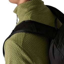 Patagonia R1 Air Jacket Caper Green mit versetzten Nähten für die Vermeidung von Druckstellen