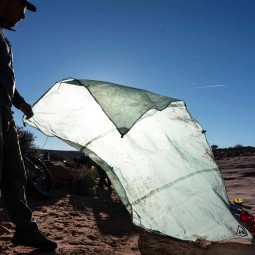 Hyperlite Mountain Gear Ground Sheet im Gegenlicht betrachtet