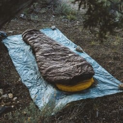 Hyperlite Mountain Gear Ground Sheet mit Isomatte und Schlafsack darauf