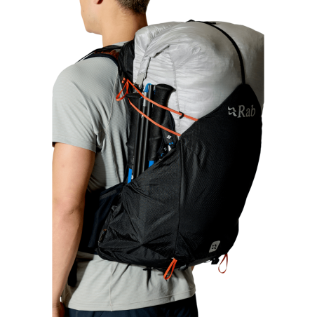 Rab Syclon XP 40 wasserdichter Rucksack Black/Dark Pewter mit Verstaumöglichkeit für Trekkingstöcke