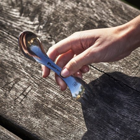 Light My Fire Swedish Spork Stainless 2er Pack in der Hand gehalten