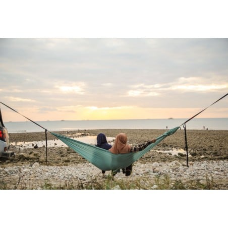 Ticket To The Moon Compact Hammock in der Farbe Petrol Green im Einsatz