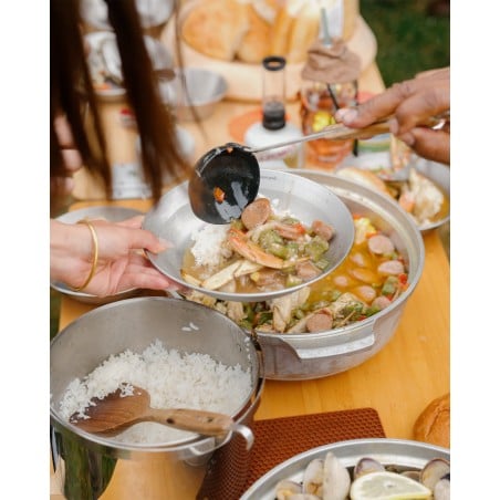 Snow Peak Tableware Set L Family zusammen mit Kochgeschirr in Benutzung