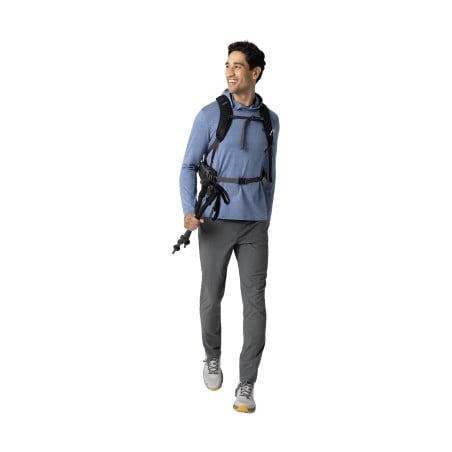 Outdoor Research ActiveIce Spectrum Sun Hoodie Ascent Blue Heather unterm Rucksack getragen