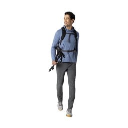 Outdoor Research ActiveIce Spectrum Sun Hoodie Ascent Blue Heather unterm Rucksack getragen