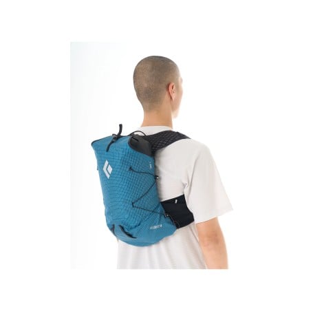 Black Diamond Distance 8 Backpack Desert Sky am Rücken getragen