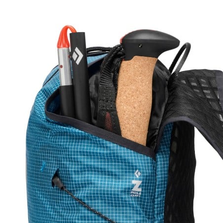 Black Diamond Distance 8 Backpack Desert Sky mit seitlichen Taschen für faltbare Stöcke