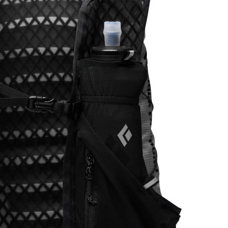 Black Diamond Distance 8 Backpack Detailansicht elastische Tasche für 500 ml Flaschen