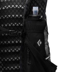 Black Diamond Distance 8 Backpack Detailansicht elastische Tasche für 500 ml Flaschen