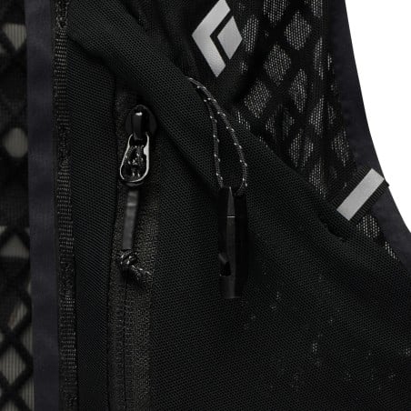 Black Diamond Distance 8 Backpack  Detailansicht Pfeife und Reißverschlussfach