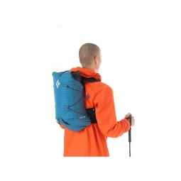 Black Diamond Distance 15 Backpack Desert Sky am Rücken getragen zum Größenvergleich
