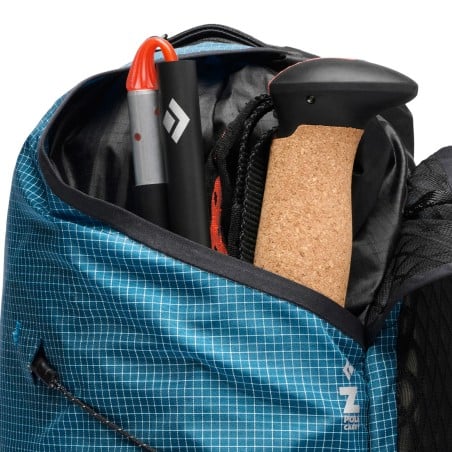 Black Diamond Distance 15 Backpack Desert Sky mit integrierten Taschen für Trekkinstöcke