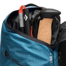 Black Diamond Distance 15 Backpack Desert Sky mit integrierten Taschen für Trekkinstöcke