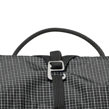 Black Diamond Distance 15 Backpack mit Abdeckung des Hauptfachs, die von einem Gurtband gehalten wird