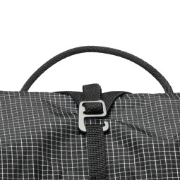 Black Diamond Distance 15 Backpack mit Abdeckung des Hauptfachs, die von einem Gurtband gehalten wird