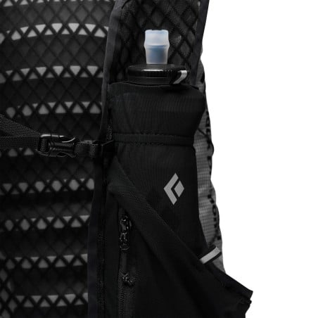 Black Diamond Distance 15 Backpack mit Taschen für Faltflaschen auf den Schulterträgern