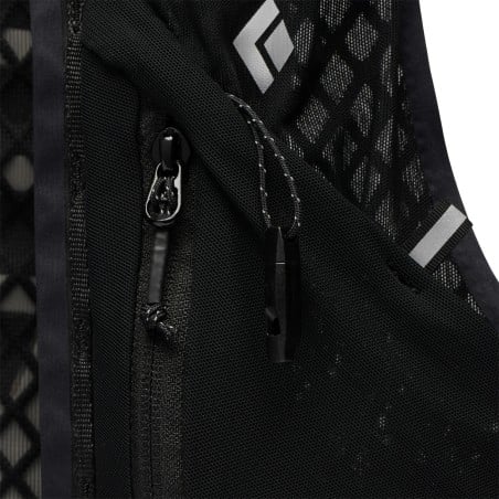 Black Diamond Distance 15 Backpack mit Reißverschlussfach neben der Tasche für Trinkflaschen