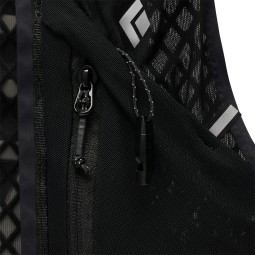 Black Diamond Distance 15 Backpack mit Reißverschlussfach neben der Tasche für Trinkflaschen