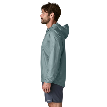 Patagonia Houdini Windbreaker Jacke in Blue Sage in Gr. M bei Model Größe 183cm von der Seite