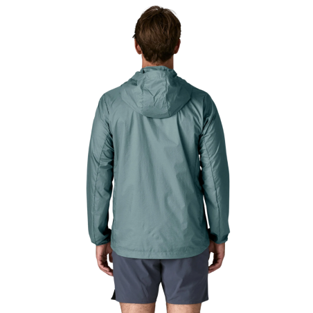 Patagonia Houdini Windbreaker Jacke in Blue Sage in Gr. M bei Model Größe 183cm Ansicht Rücken