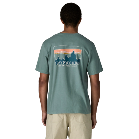 Patagonia '73 Skyline Organic T-Shirt in Blue Sage getragen an Model mit 185cm Größe Rückansicht