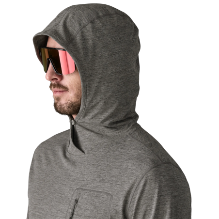Patagonia Capilene Cool Sun Hoody in Forge Grey - Noble Grey X-Dye getragen mit Kapuze zum verschließen