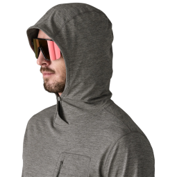 Patagonia Capilene Cool Sun Hoody in Forge Grey - Noble Grey X-Dye getragen mit Kapuze zum verschließen