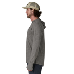 Patagonia Capilene Cool Sun Hoody in Forge Grey - Noble Grey X-Dye getragen an Model 185 cm groß in Gr. M von der Seite