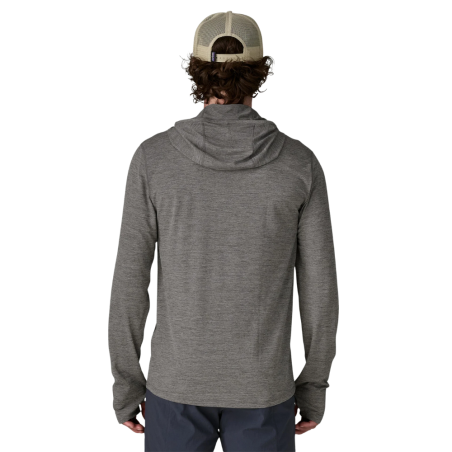 Patagonia Capilene Cool Sun Hoody in Forge Grey - Noble Grey X-Dye getragen an Model 185 cm groß in Gr. M Rückseite
