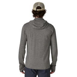 Patagonia Capilene Cool Sun Hoody in Forge Grey - Noble Grey X-Dye getragen an Model 185 cm groß in Gr. M Rückseite