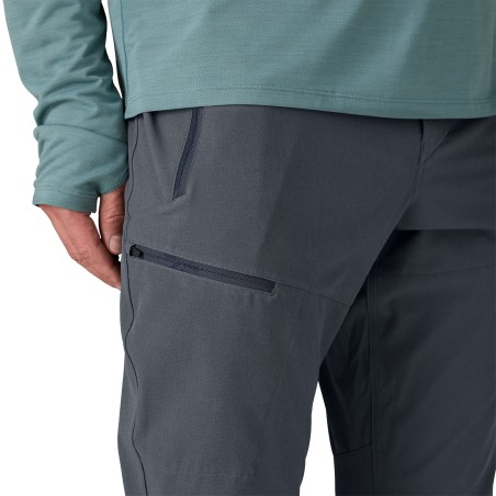Patagonia Terravia Trail Pants mit mehreren Reißverschlusstaschen vorne