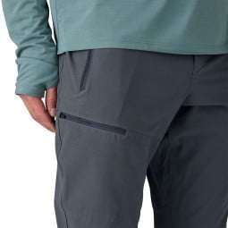 Patagonia Terravia Trail Pants mit mehreren Reißverschlusstaschen vorne