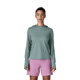Nouveau Green - Blue Sage X-Dye getragen von Model mit Größe 174 cm in S
