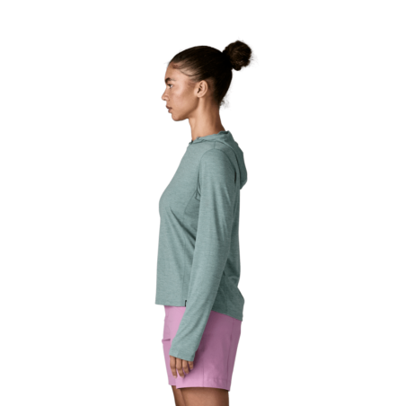 Nouveau Green - Blue Sage X-Dye getragen von Model mit Größe 174 cm in S Seitenansicht