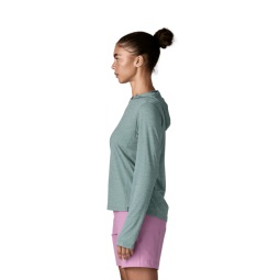 Nouveau Green - Blue Sage X-Dye getragen von Model mit Größe 174 cm in S Seitenansicht