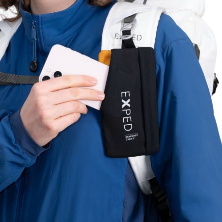 Exped Snapshot Case Handytasche am Rucksack befestigt